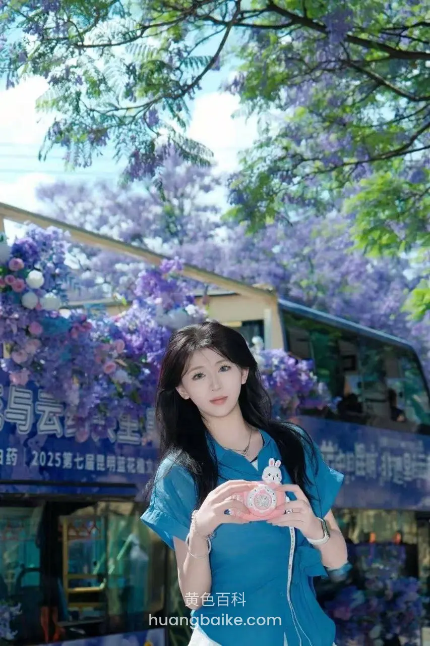 紫藤花树下拿着粉色相机