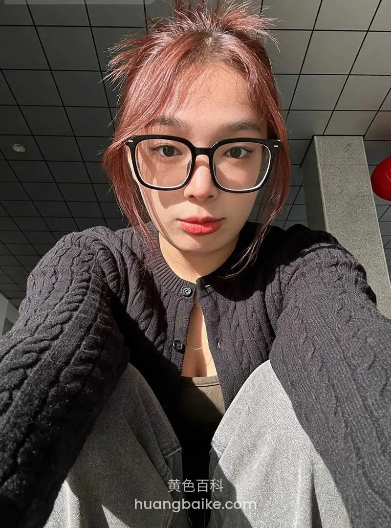 户外抬头看镜头，身后有红灯笼