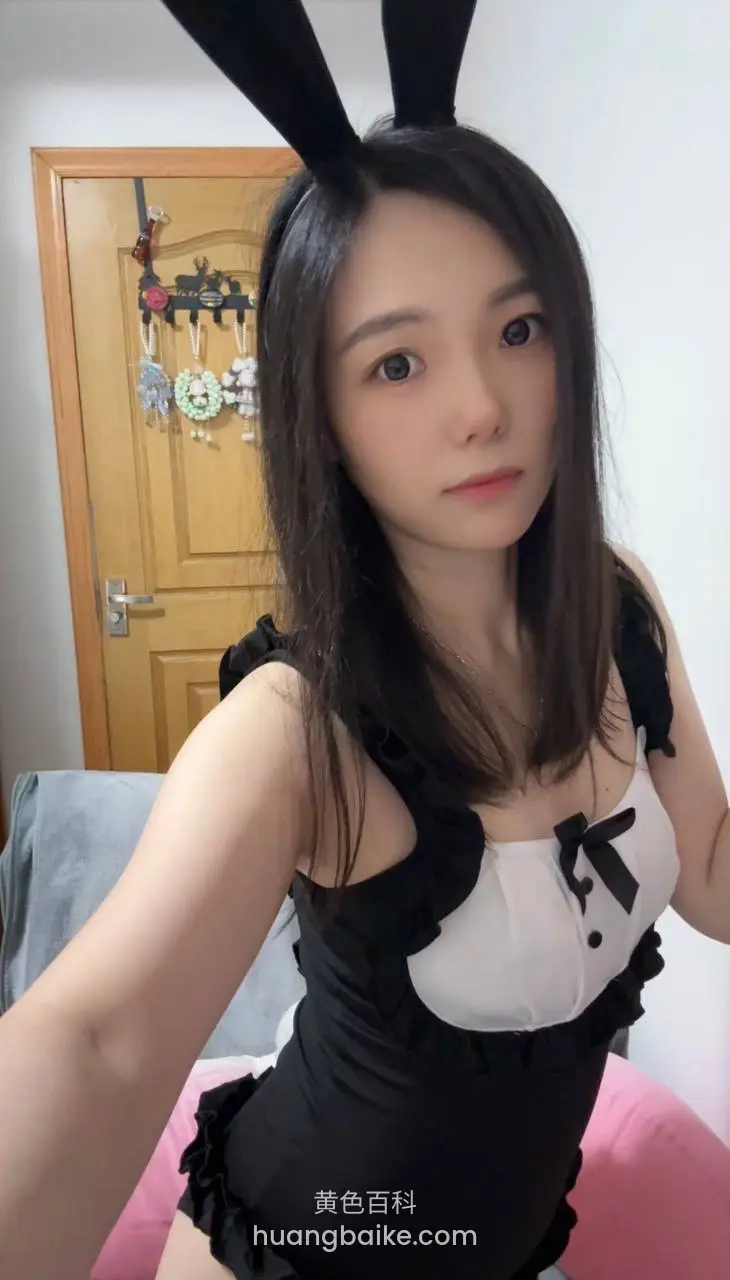 镜头对着自拍，兔耳和门