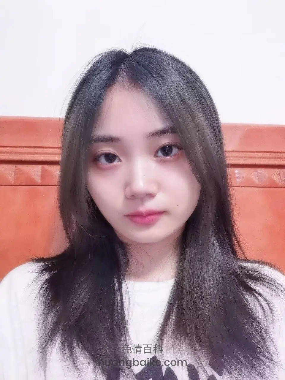 床头背景里对着镜头