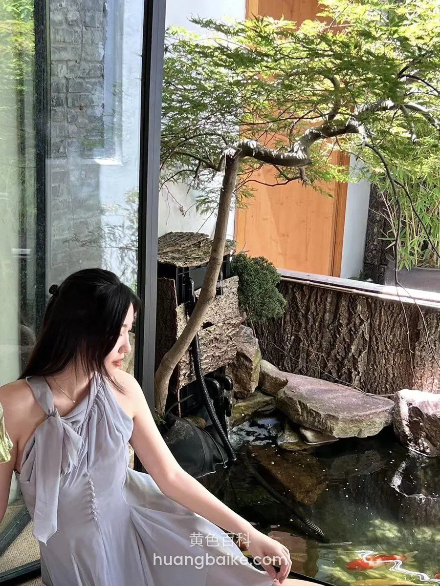 靠窗边看水池，手指着鱼