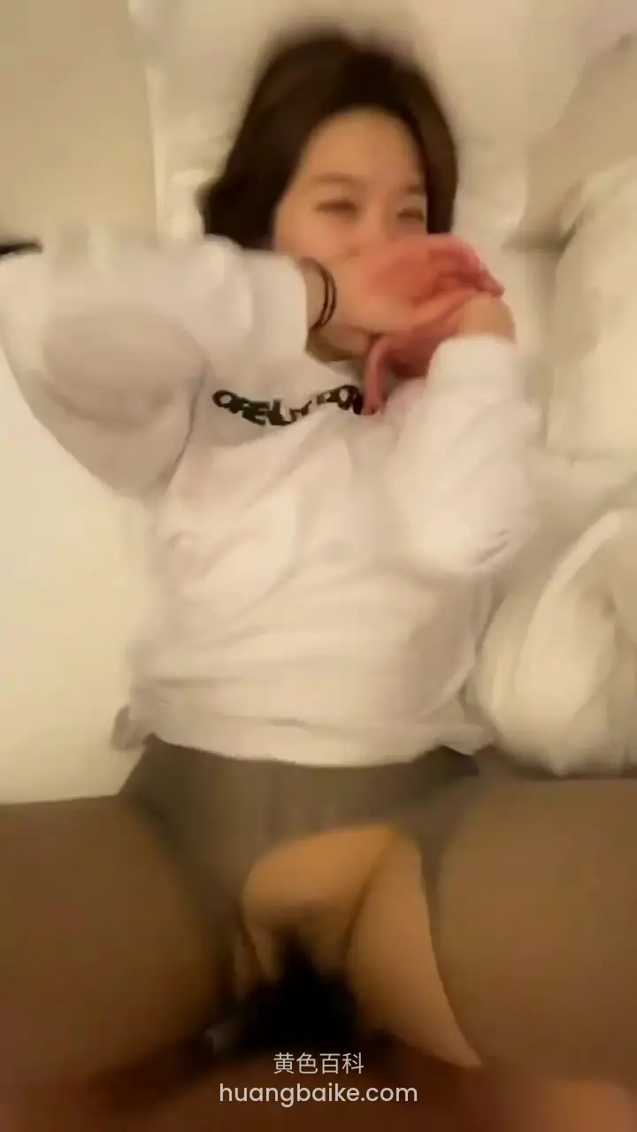 床上躺着双手捂嘴，衣服上写着ore