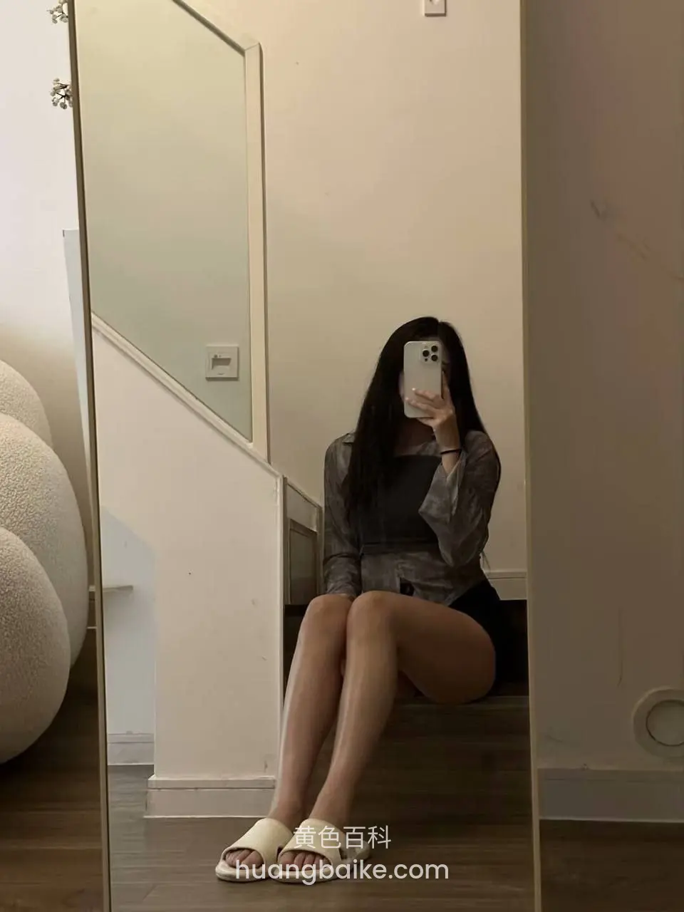 楼梯口坐着，手机举在镜子前