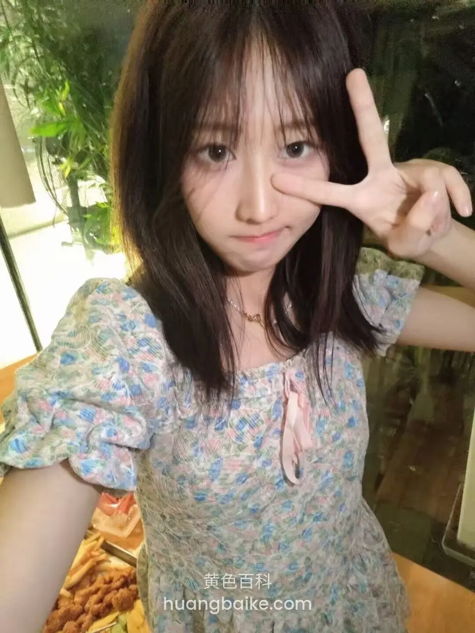 举手比剪刀手遮眼