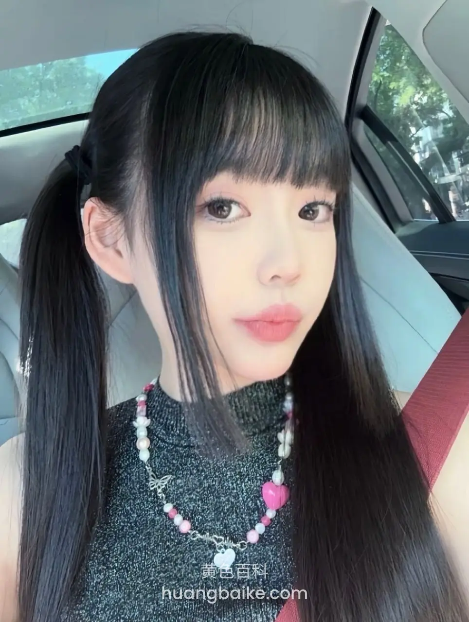 车里自拍，戴着爱心项链