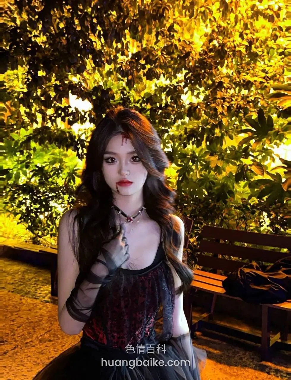 夜间树下长椅边，拿着手机低头看