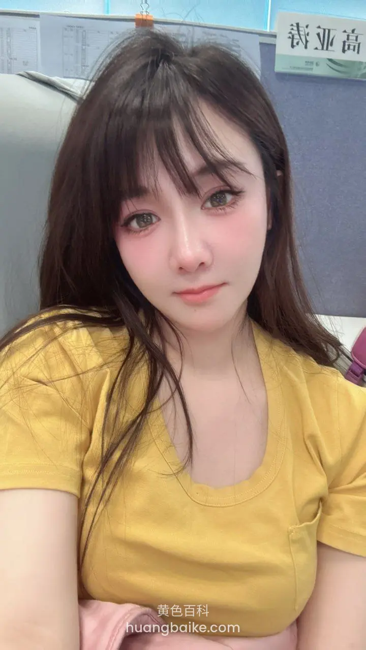 椅子上回头看镜头，身后有绿字招牌