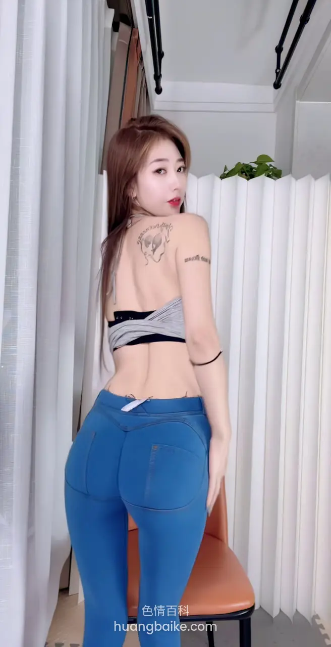 蓝裤子后背镜头对着虎头纹身和后腰，回头看