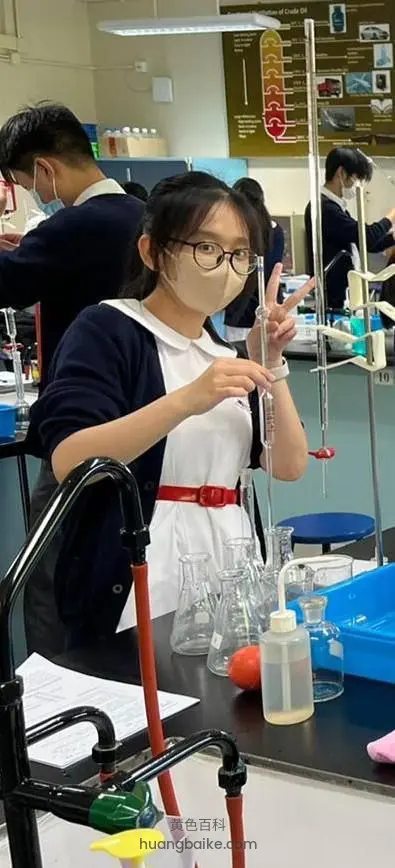 超嫩大一新生眼镜妹线下和金主见面，嫩胸粉鲍，一见面就开始干柴烈火模式