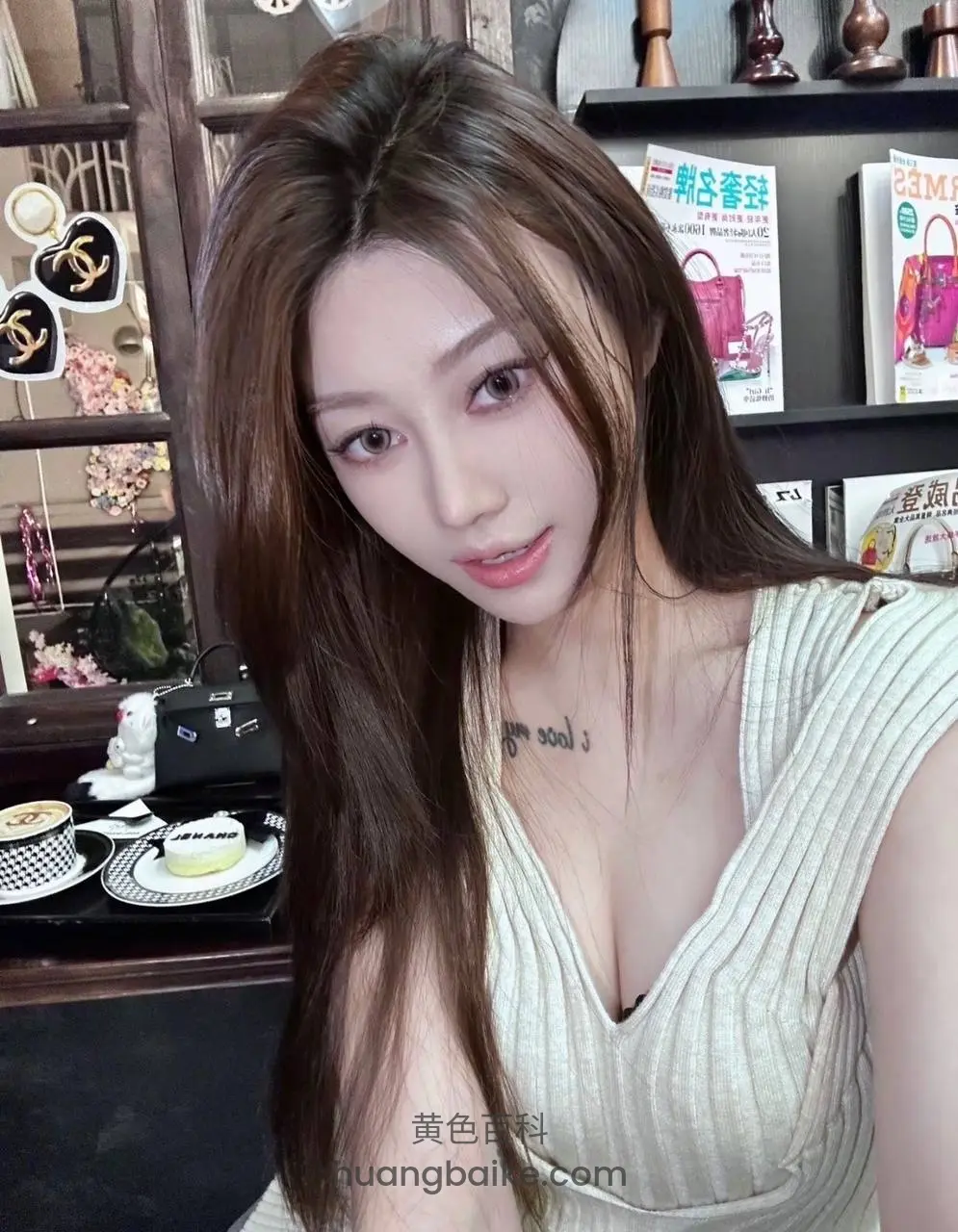 咖啡厅里回头看镜头，身后书架放着包包杂志