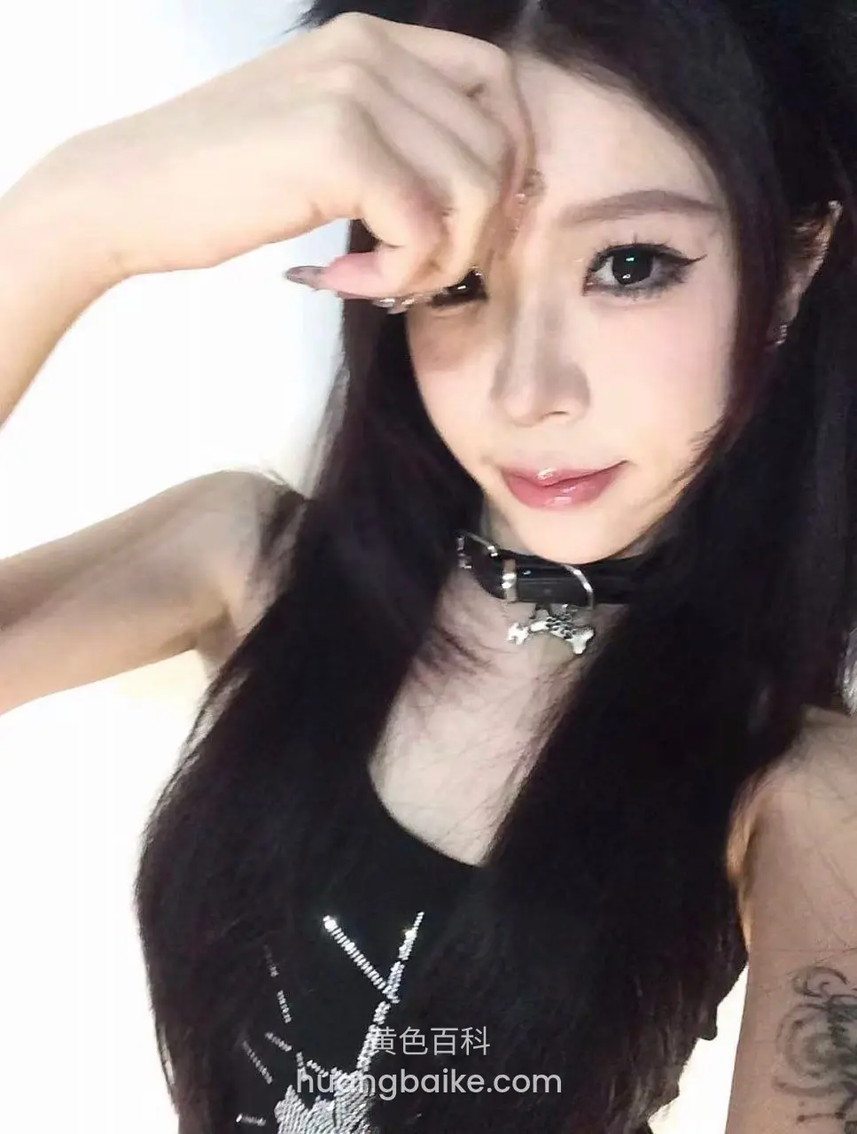 白背景举手遮额自拍