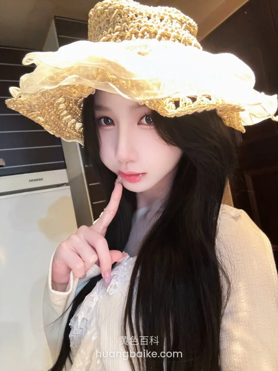 抖音ID叫“别碰我仙女棒”的网红，目前正处于吃瓜中心，话题不断