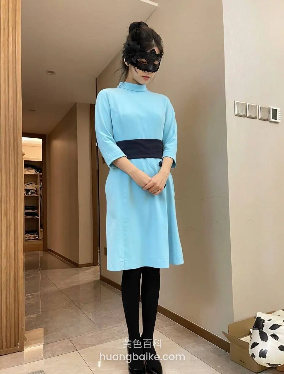走廊里站着双手交叉在身前，镜头对着全身
