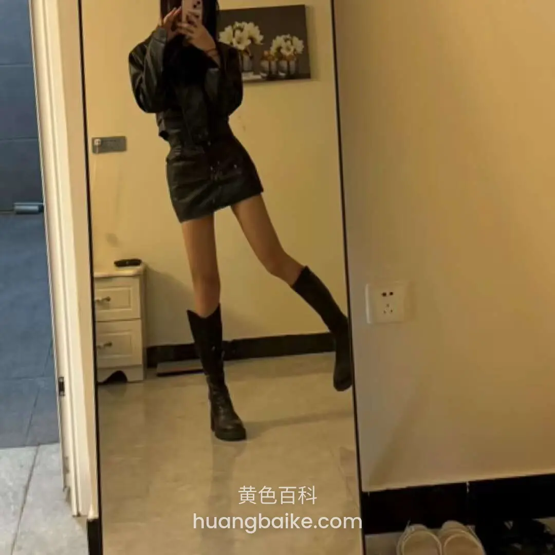 试衣镜前举手机拍全身