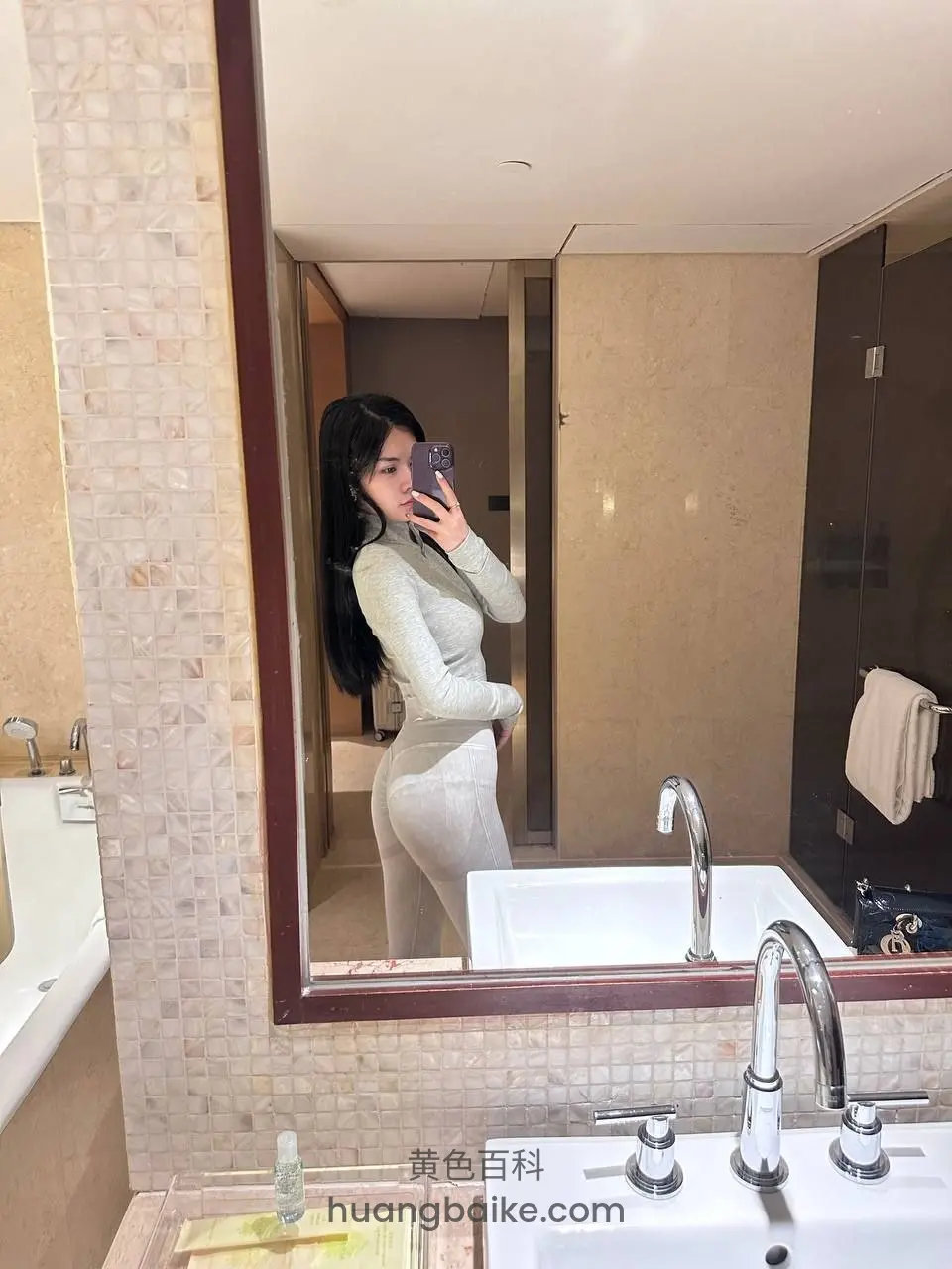 浴室镜子前自拍，手机举在脸旁