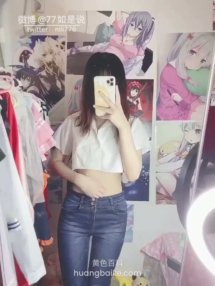 镜子前举手机自拍