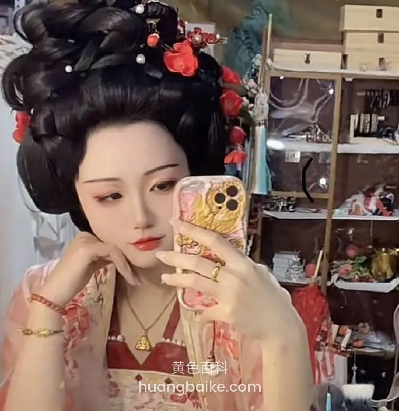 身后是杂物柜，手机贴脸边看屏幕