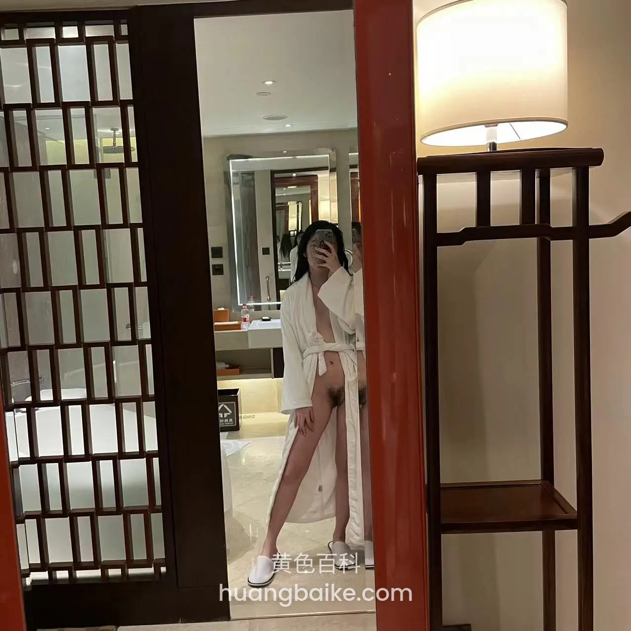 酒店门边照镜子自拍，浴袍敞开露下身