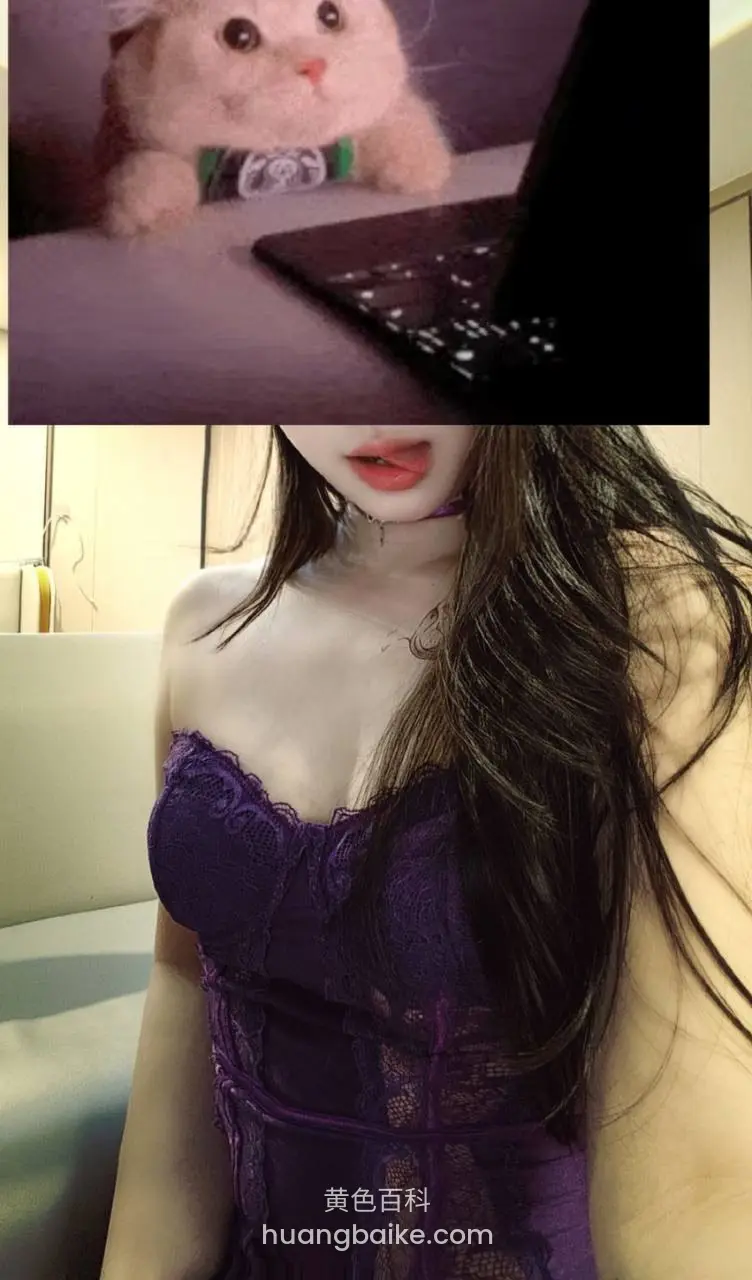拿着手机自拍，身后猫玩偶和笔记本电脑