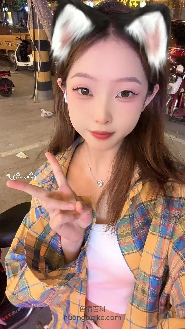 街边夜景举V手势戴猫耳发箍，镜头对着脸