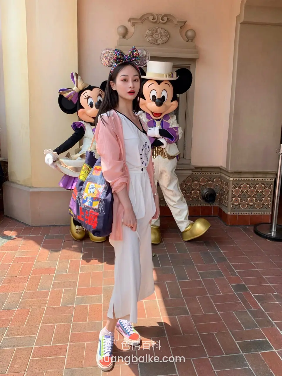迪士尼门口拿购物袋，镜头对着米老鼠和米妮