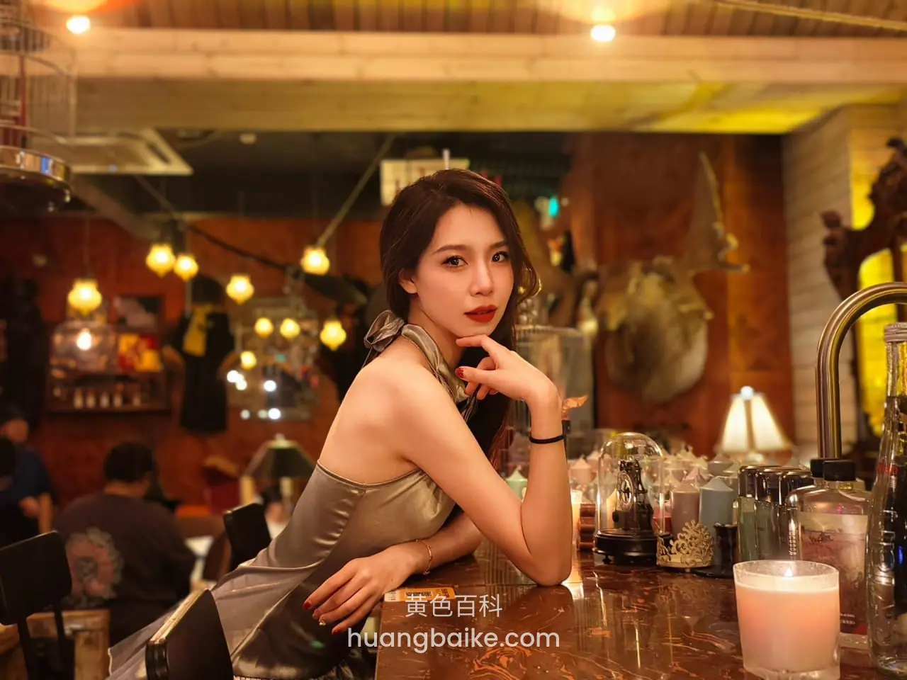 酒吧吧台边托腮回头看镜头