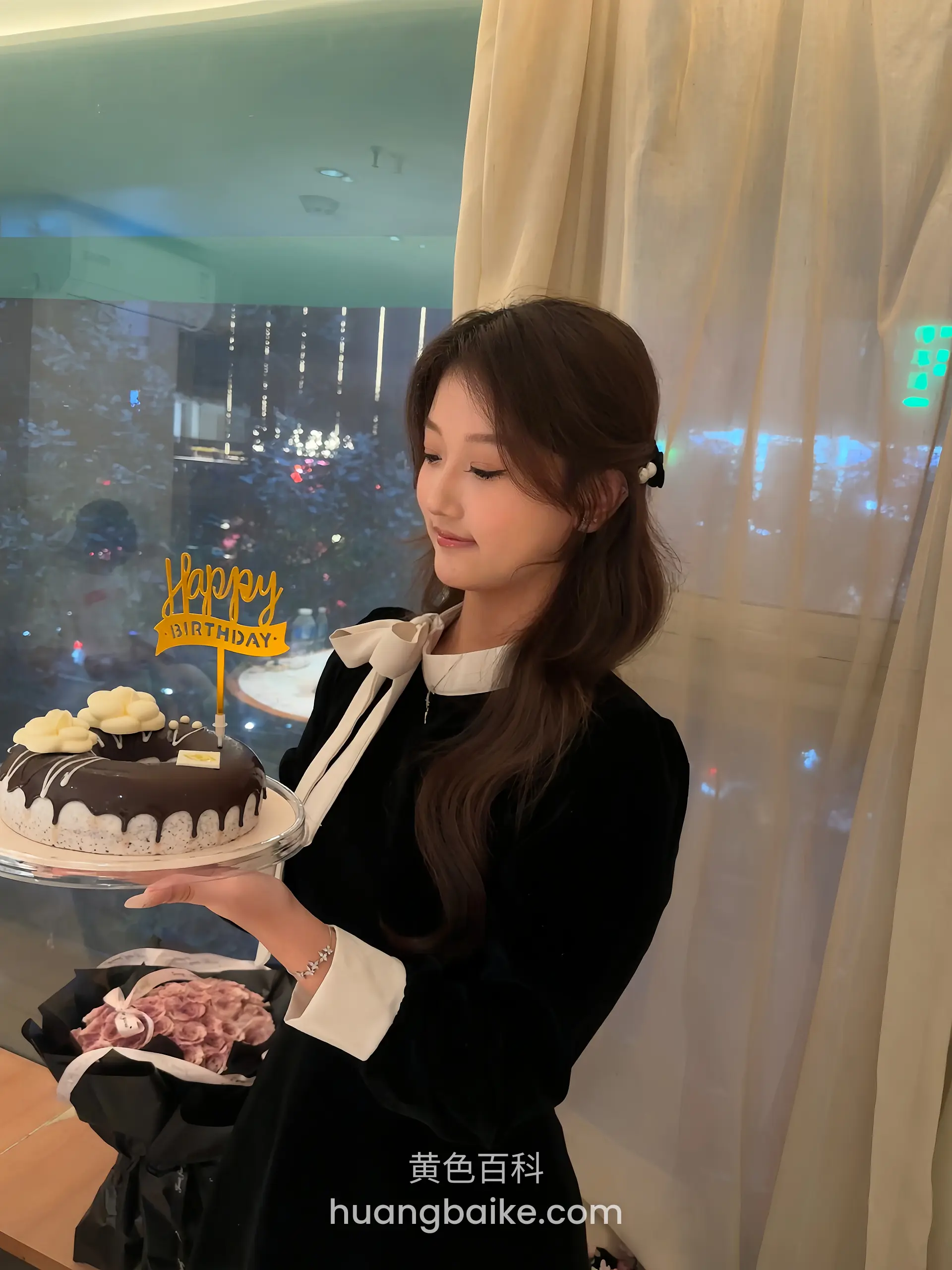 生日蛋糕前捧着蛋糕看窗外