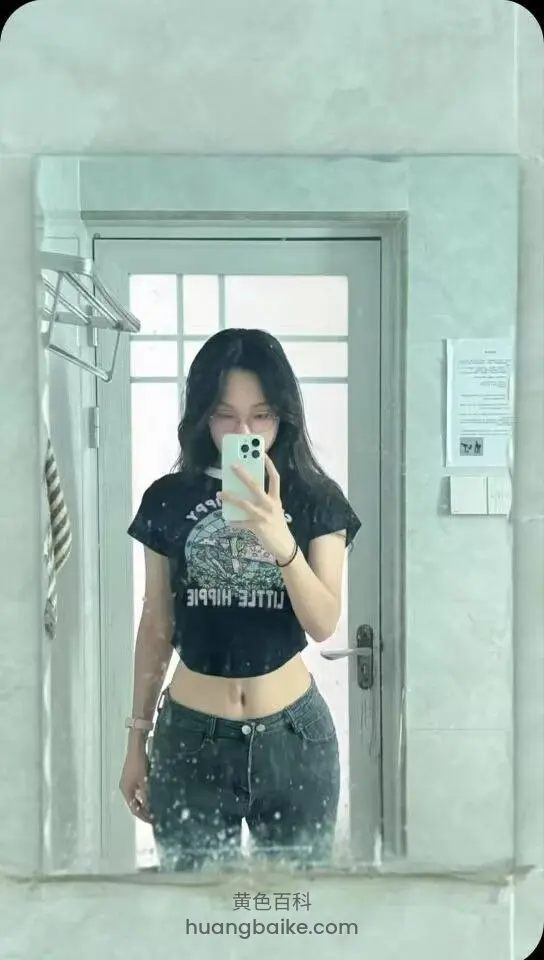 浴室镜子前拍全身，拿着手机对着镜子