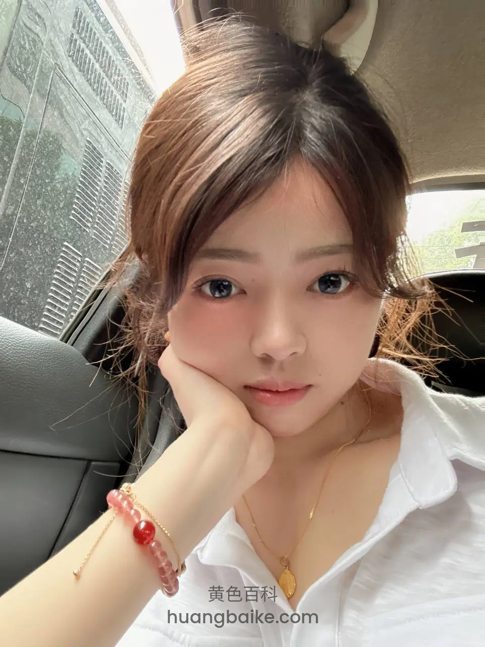 车里手托下巴自拍