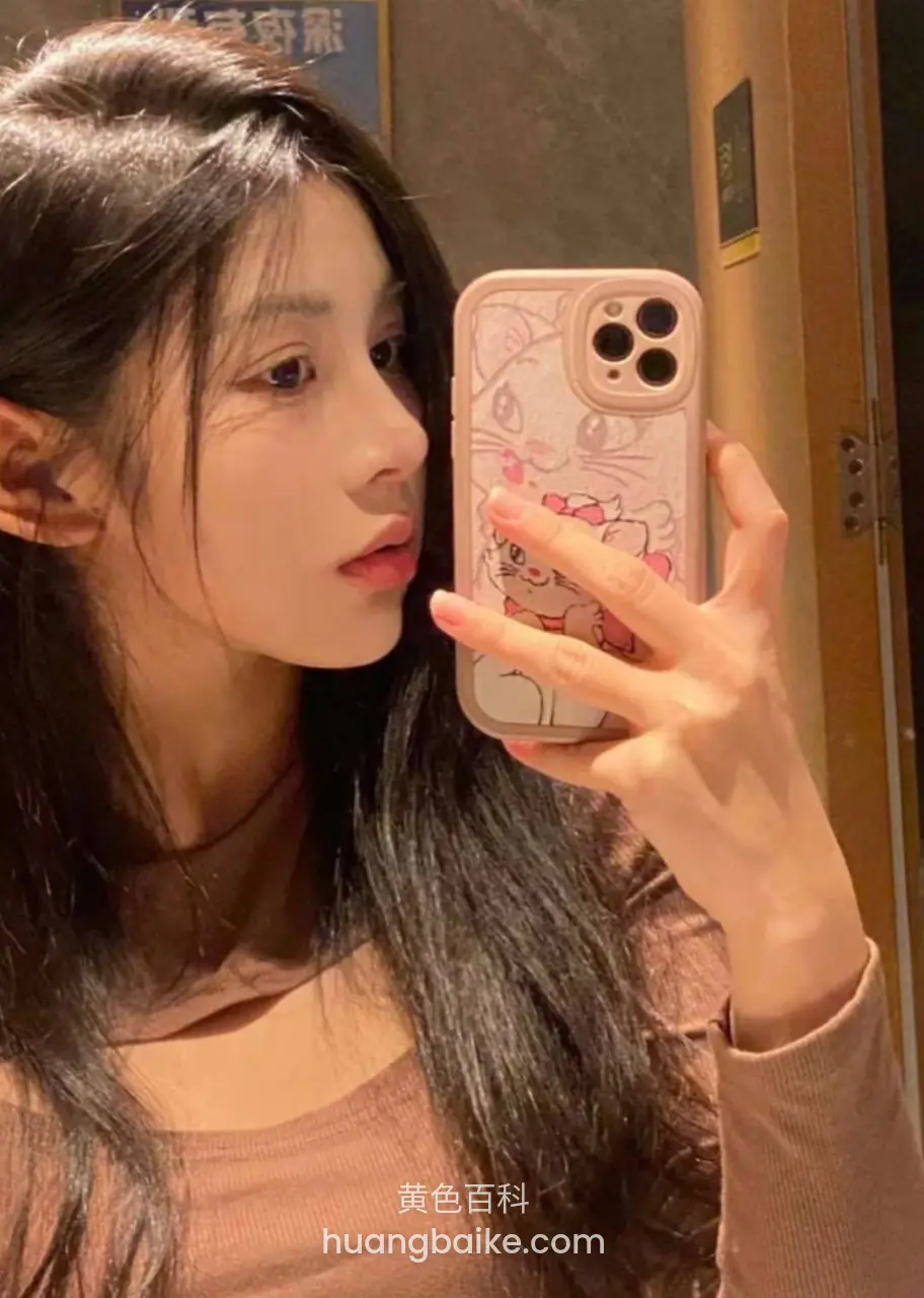 镜子前侧脸自拍，手举着kitty手机壳