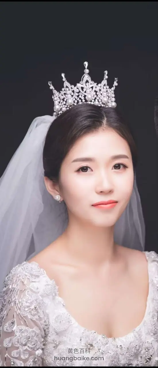 戴婚纱皇冠侧头看镜头