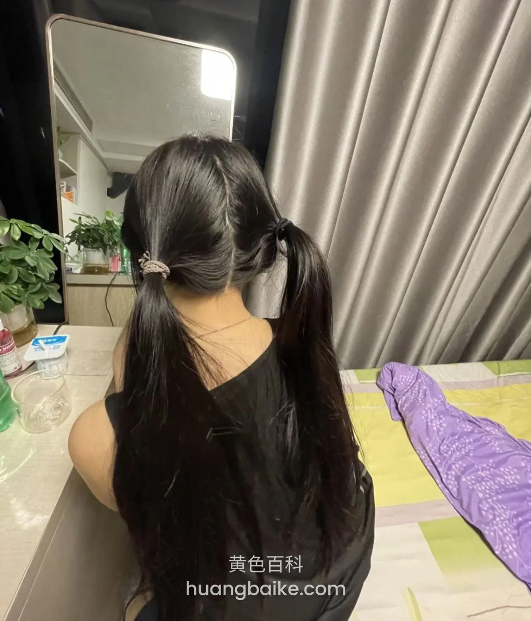 宿舍镜子前长发双马尾，坐在床边