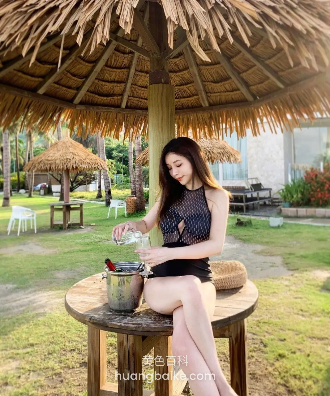 草坪凉亭边桌前倒酒