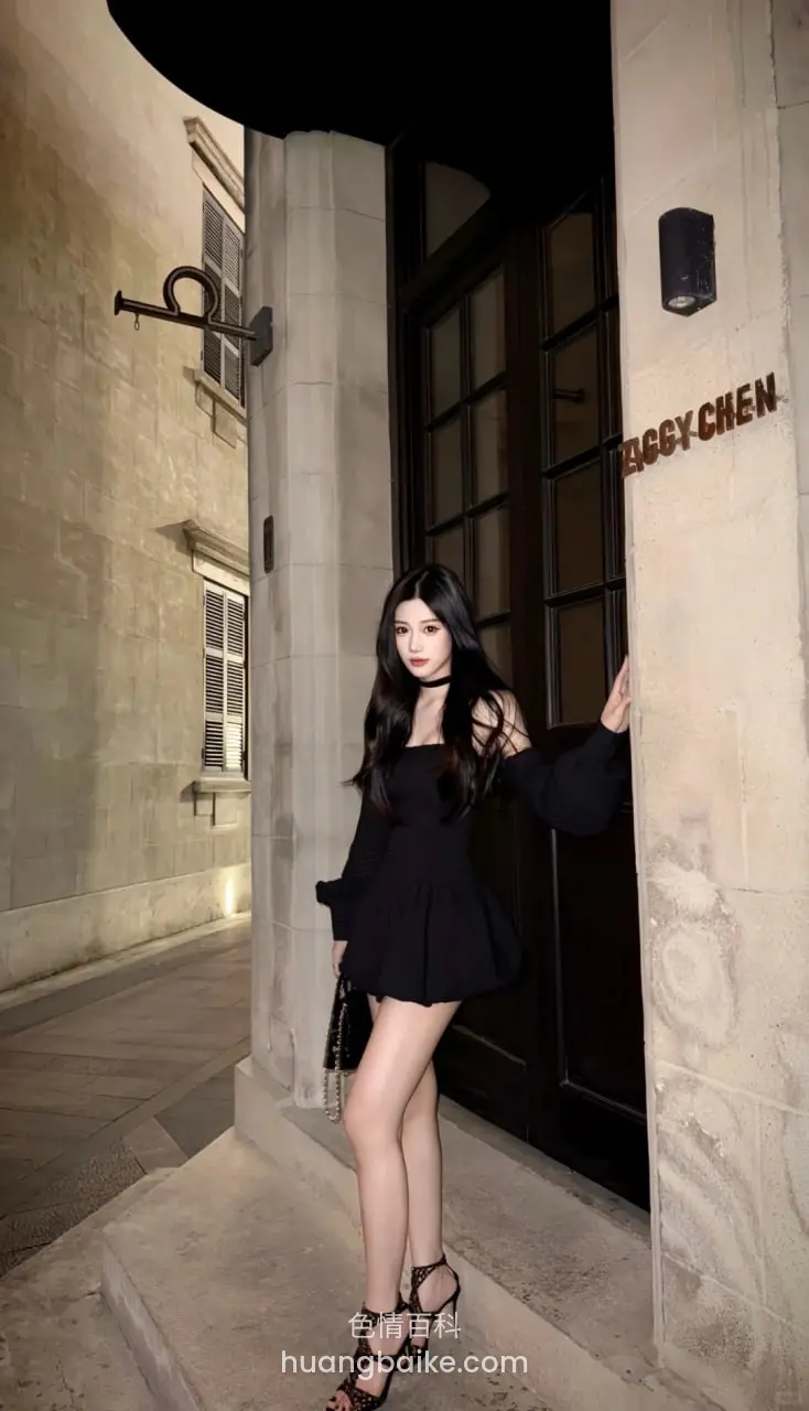 建筑门前招牌写着 PEGGY CHEN，镜头对着高跟鞋
