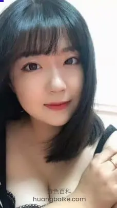 卧室里低头看镜头，手指勾着肩带