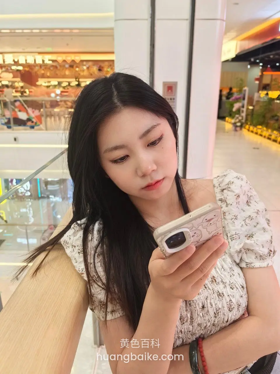 商场里拿着手机看屏幕