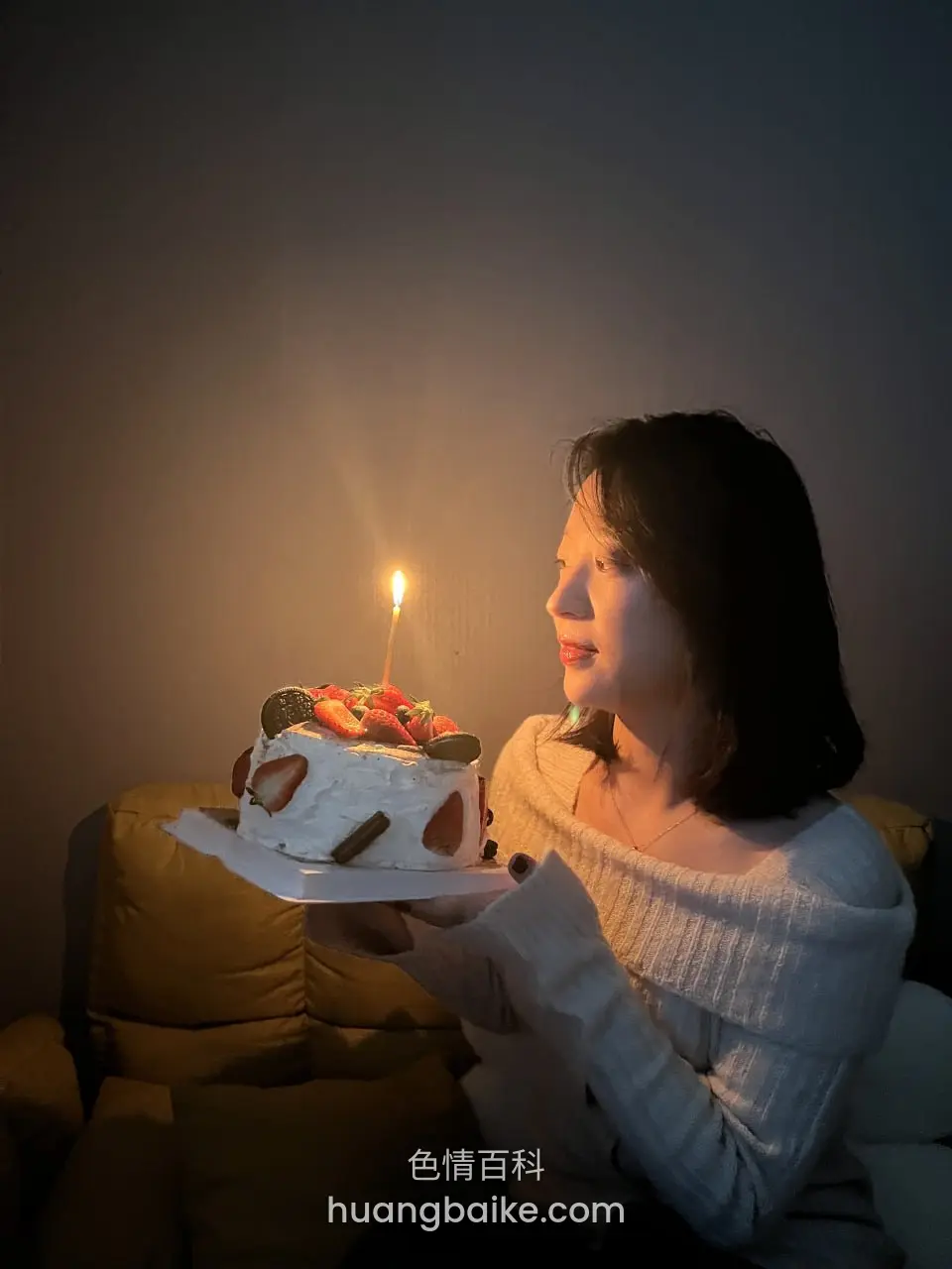 生日蛋糕拿着蜡烛