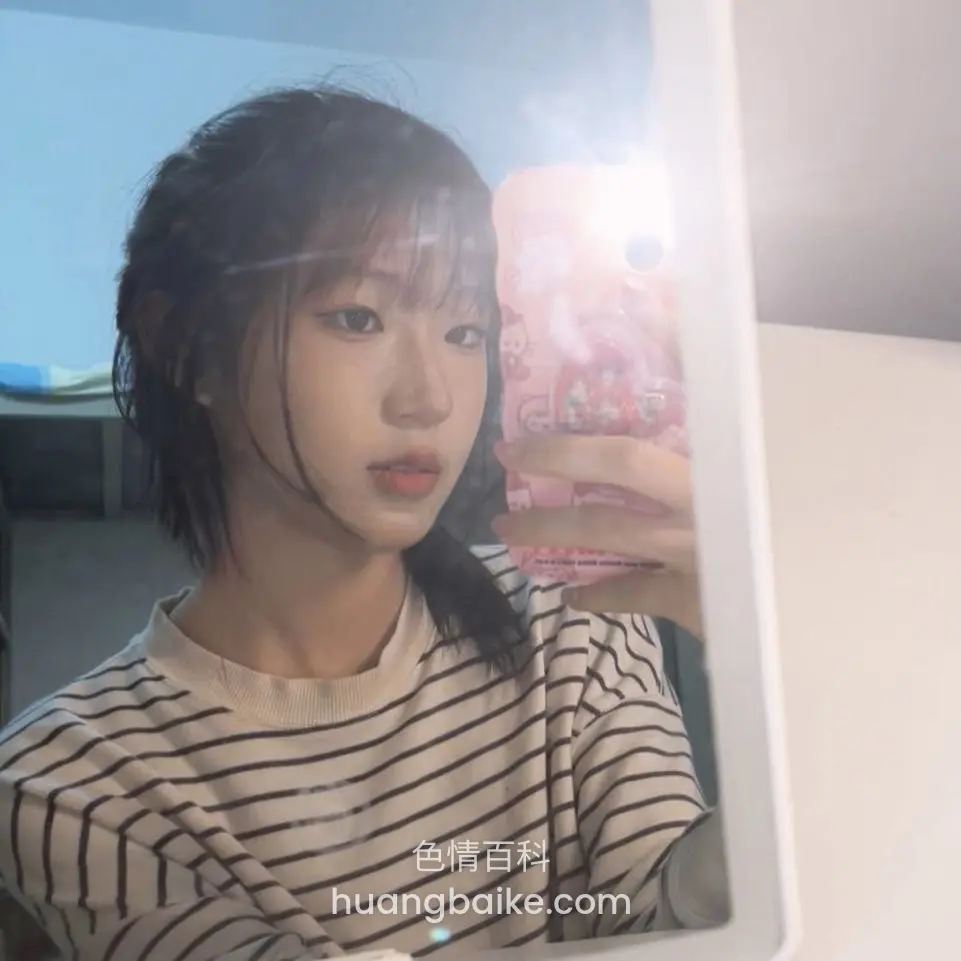 浴室镜子前拿粉色手机自拍，条纹衫湿发