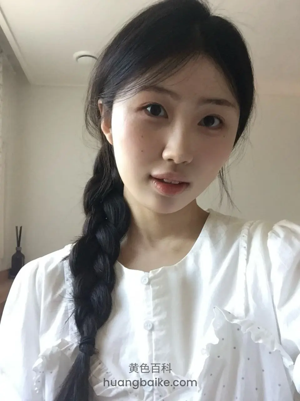 房间里镜头怼脸，麻花辫搭肩