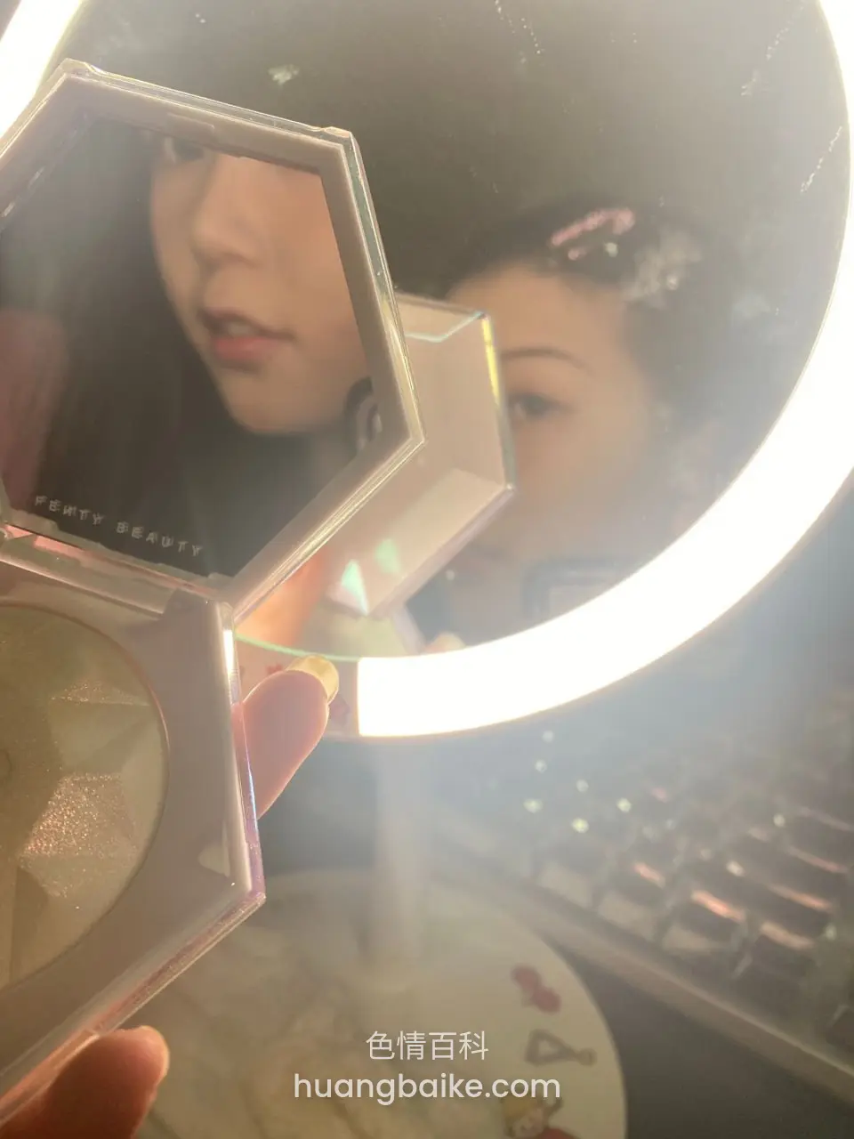 镜头对着镜子里的化妆镜