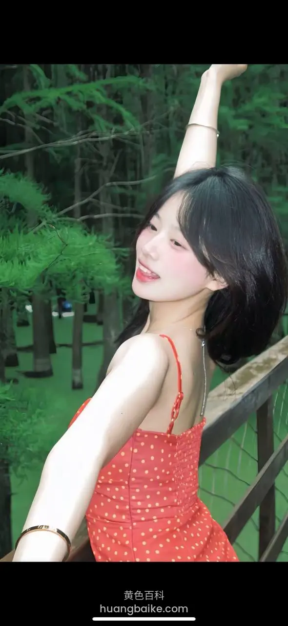 森林木栏杆边高举手臂