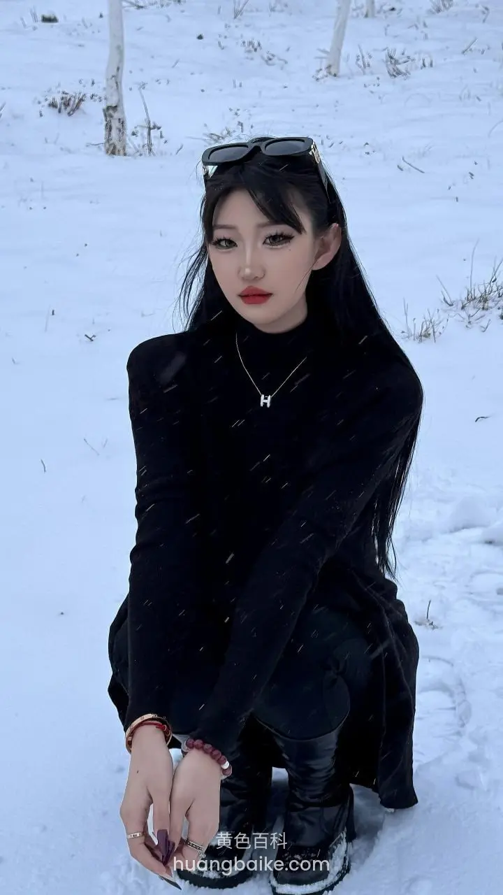 雪地里蹲下双手搭在靴子上，身后白桦树