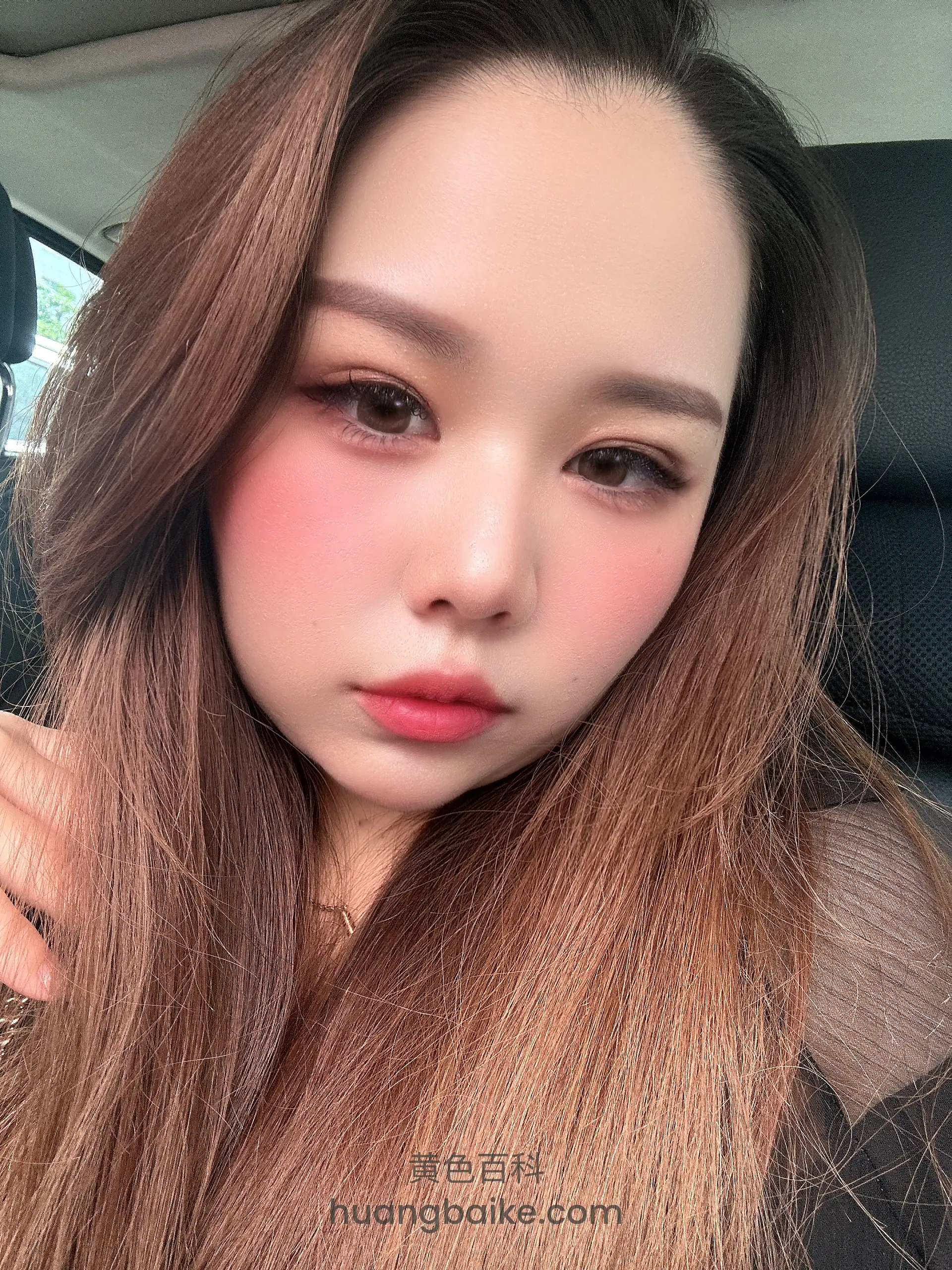 车里手扶长发，镜头对准脸