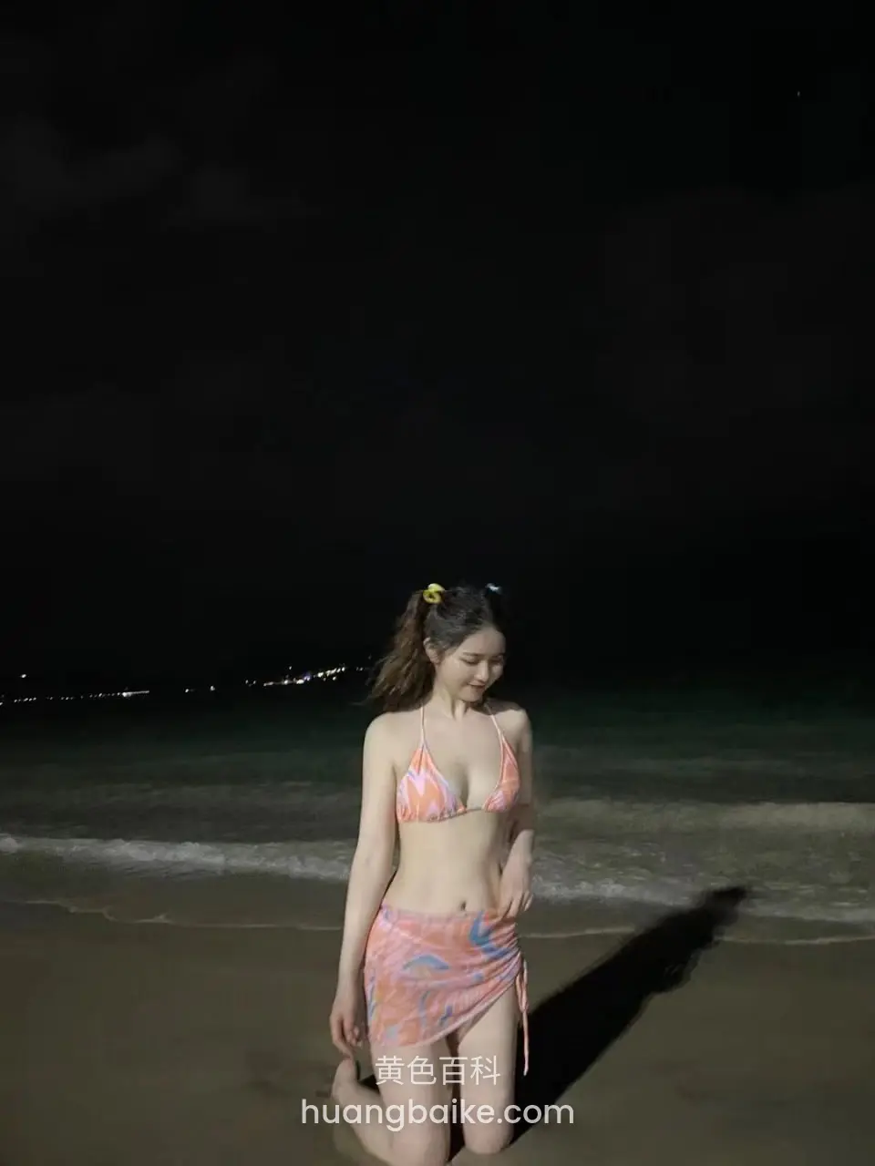 夜间沙滩跪着看海浪