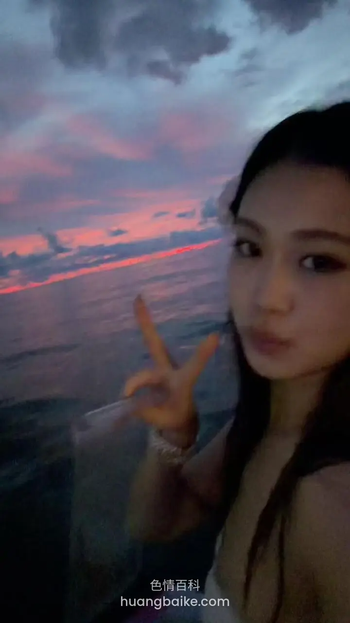 海边日落自拍，手比耶看镜头