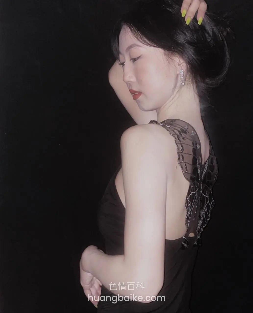 背后黑色蕾丝吊带裙