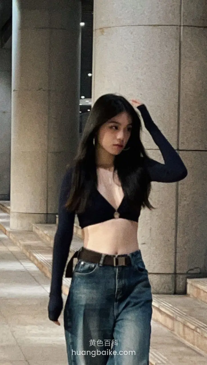 柱子前抬手撩头发