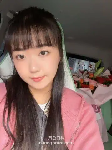 车里自拍对着镜头，身后一束花