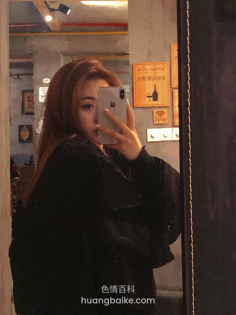 咖啡馆镜子前自拍，背景有小巷弄点餐牌