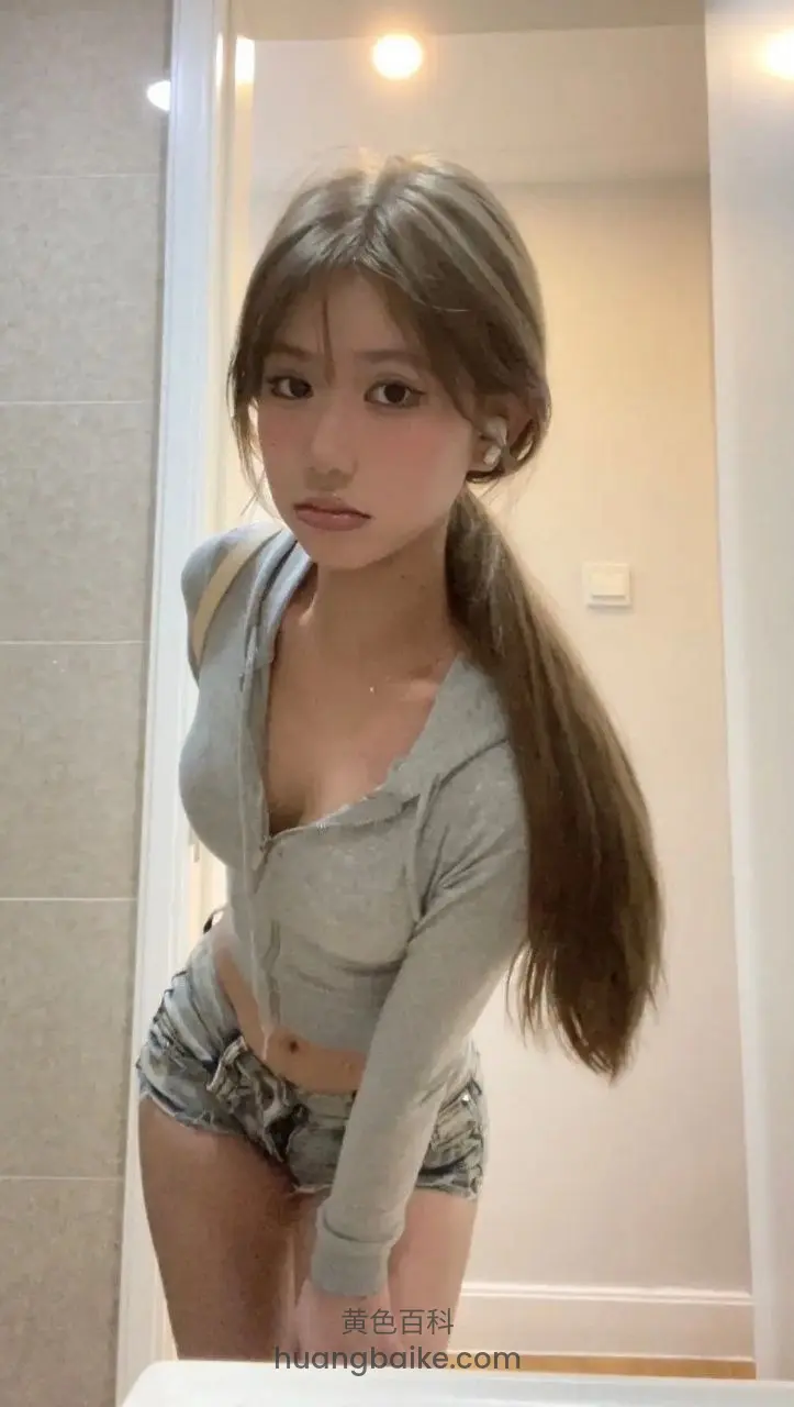 浴室镜子前弯腰自拍，手机举在身前